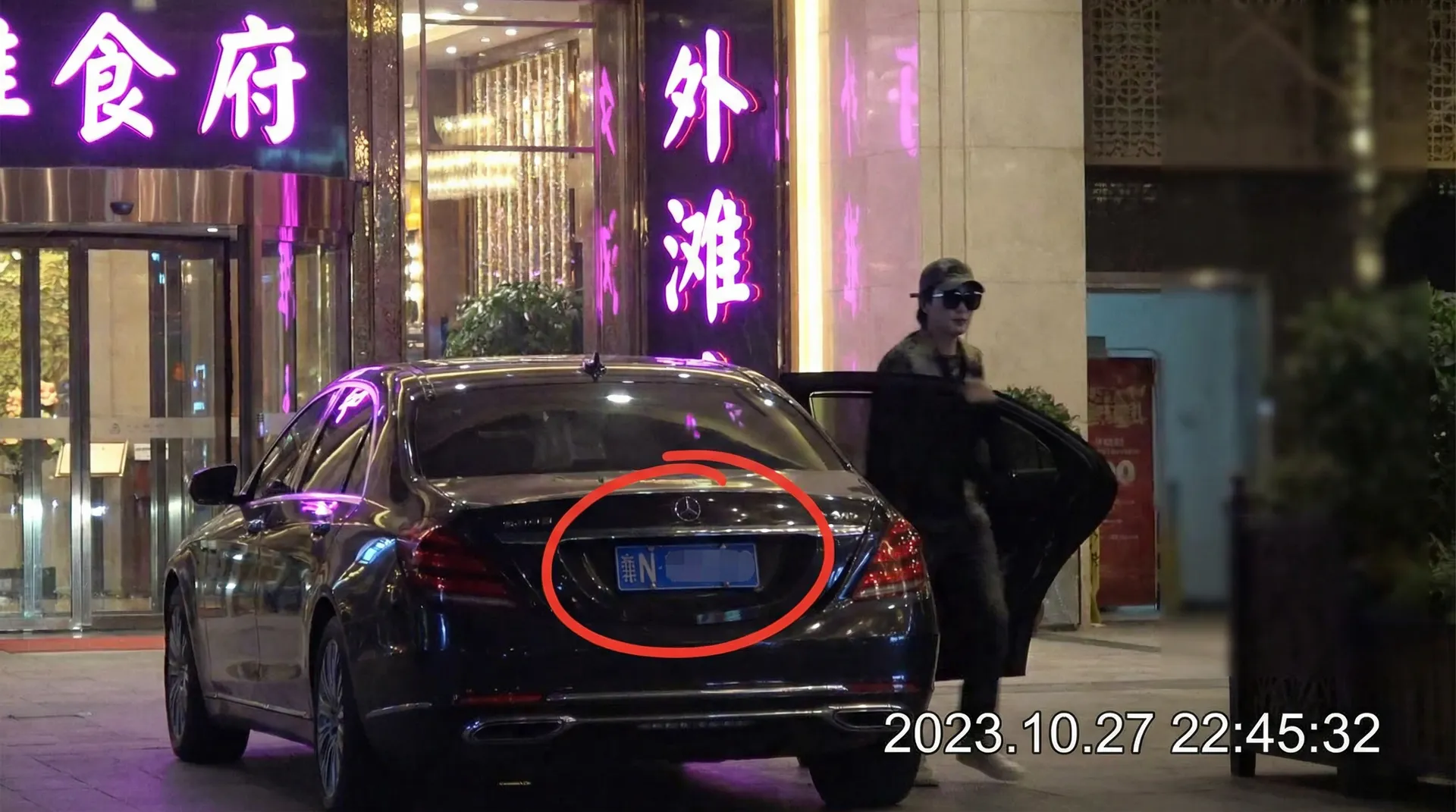 火博体育网站平台 - 豪车餐厅外偷拍